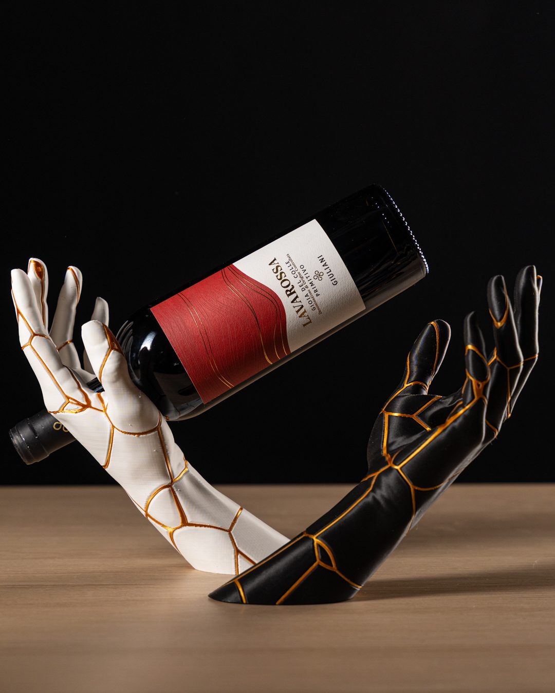 Vino Grace Kintsugi-Weinhalter Schwarz-Gold und Weiss-Gold im Vergleich