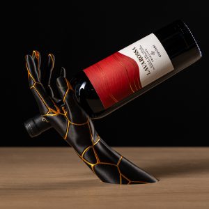 Vino Grace Kintsugi-Weinhalter in Schwarz-Gold mit Weinflasche