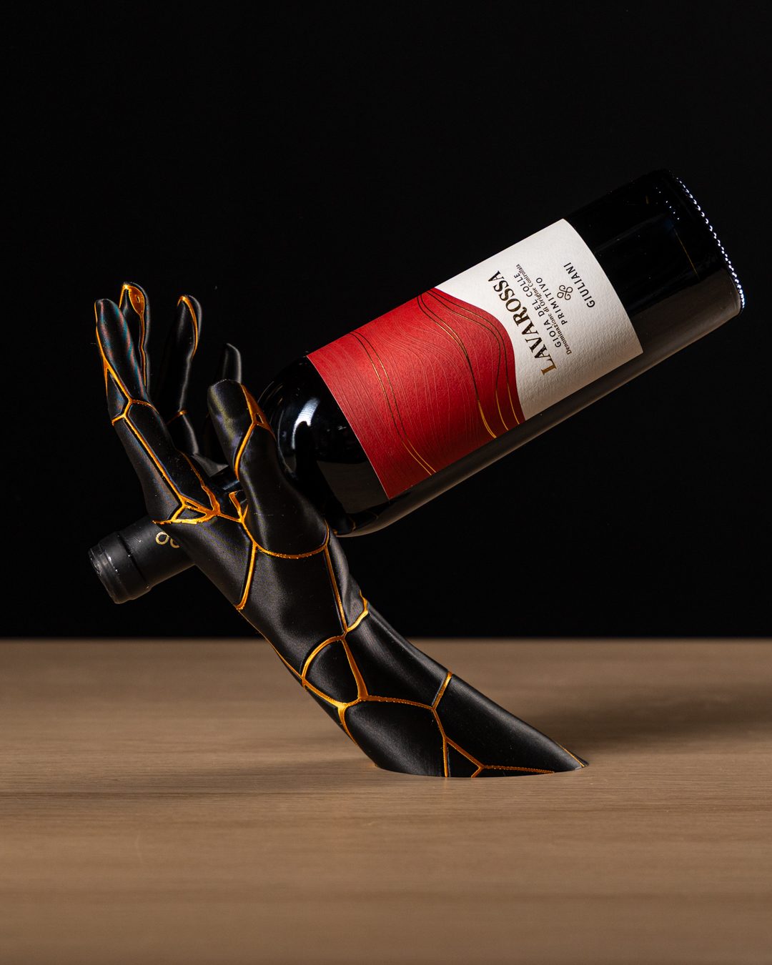 Vino Grace Kintsugi-Weinhalter in Schwarz-Gold mit Weinflasche