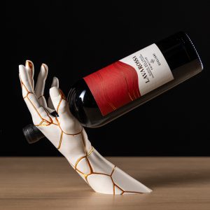 Vino Grace Kintsugi-Weinhalter in Weiss-Gold mit Weinflasche
