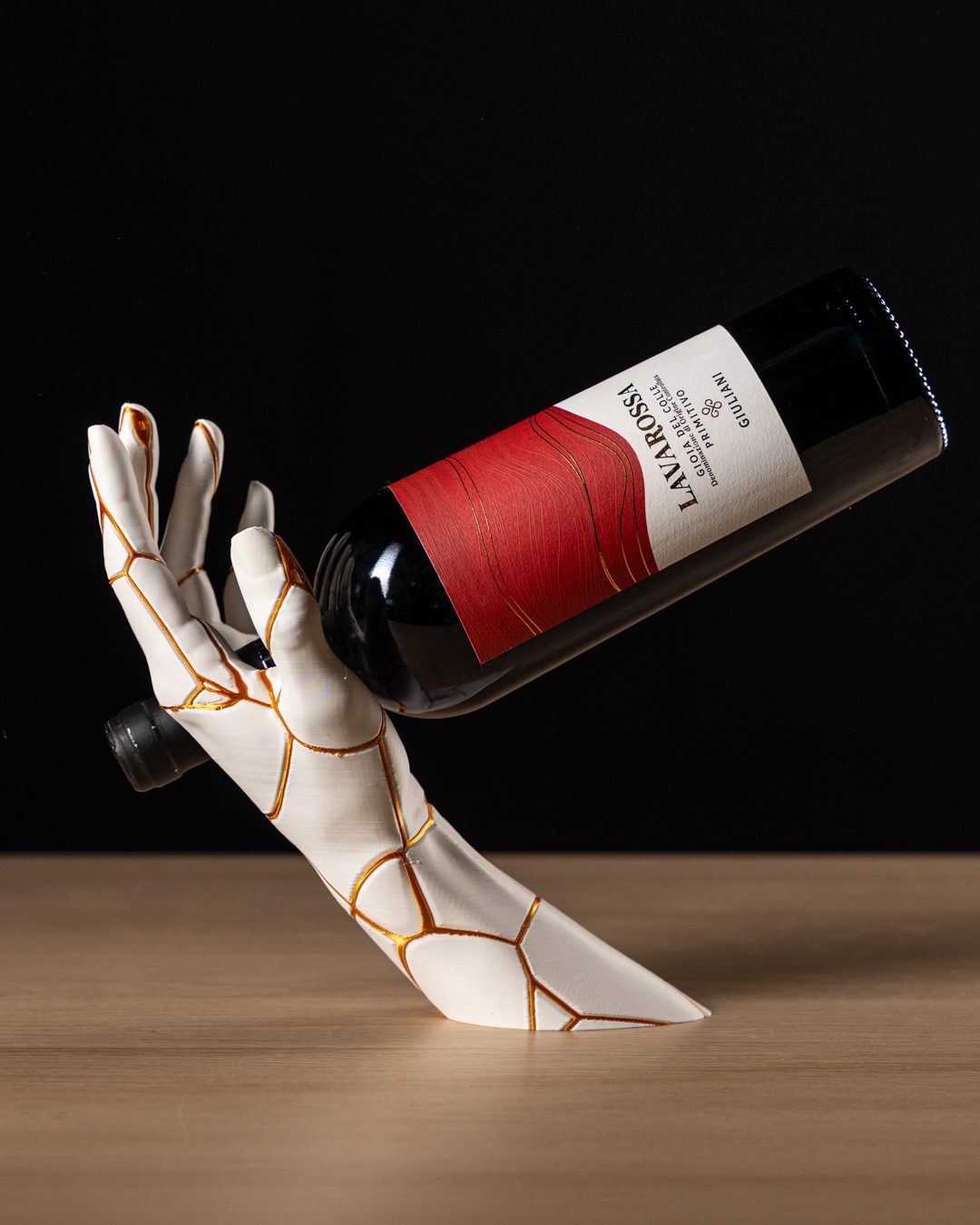 Vino Grace Kintsugi-Weinhalter in Weiss-Gold mit Weinflasche