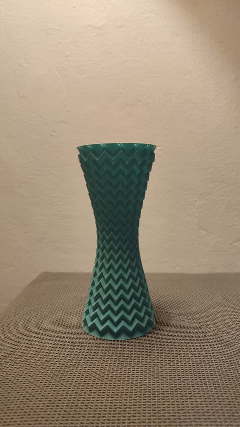 Taillierte Vase mit durchgehendem Zickzack-Muster, PrintHero