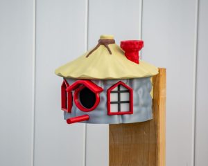 Vogelhaus mit Strohdach-Optik