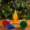 Set aus vier gerillten Weihnachtskugeln in verschiedenen Farben und Formen, PrintHero