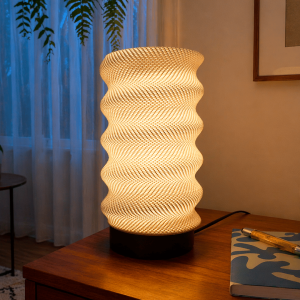 Tischlampe mit wellenförmigem, texturiertem Lampenschirm, PrintHero